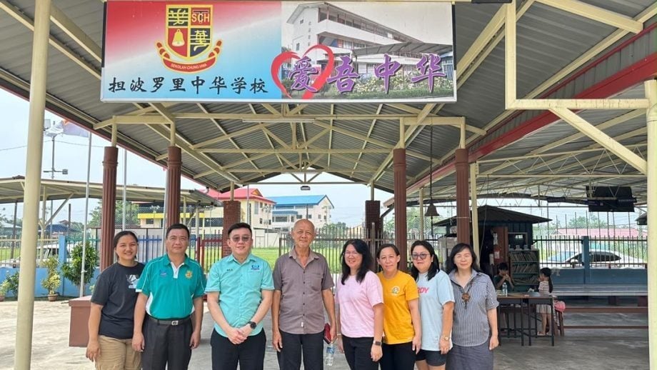 陈亚鸿（左四起）与张慈樱及新届理事合影