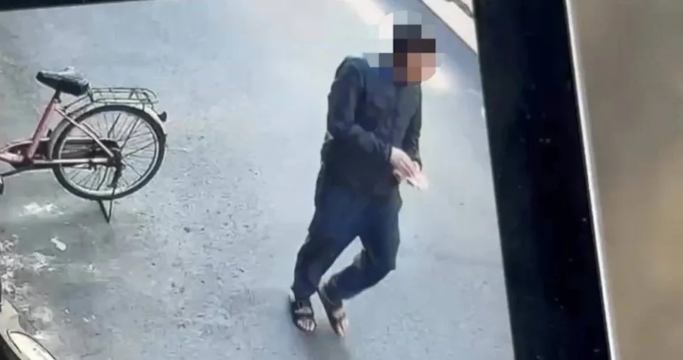 视频画面显示，李男身穿黑色羽绒服，疑似边走边拿着卫生纸擦拭血迹