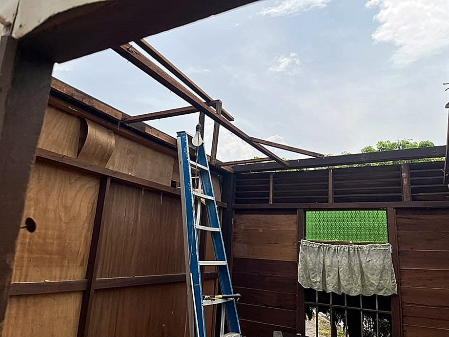 本那牙甘榜屋遭狂风袭击损毁