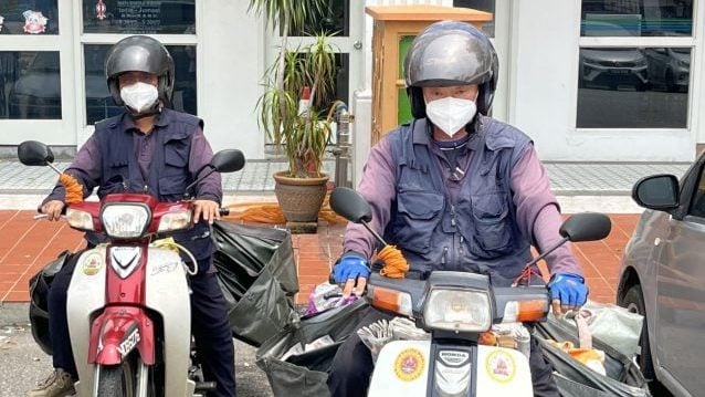 派报员在烟霾中骑车工作