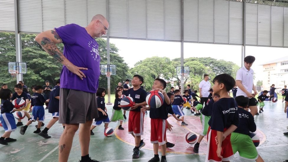葛瑞格与振新小学学生