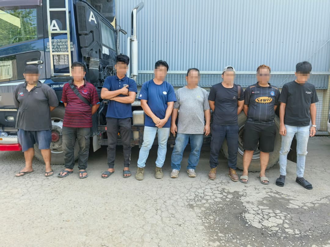 被捕的8名男子