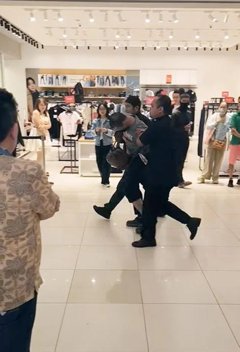 关丹关东海岸广场男厕露体事件