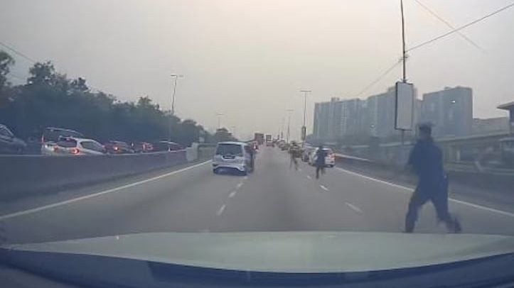 警匪追逐现场，匪车与休旅车碰撞后倾覆