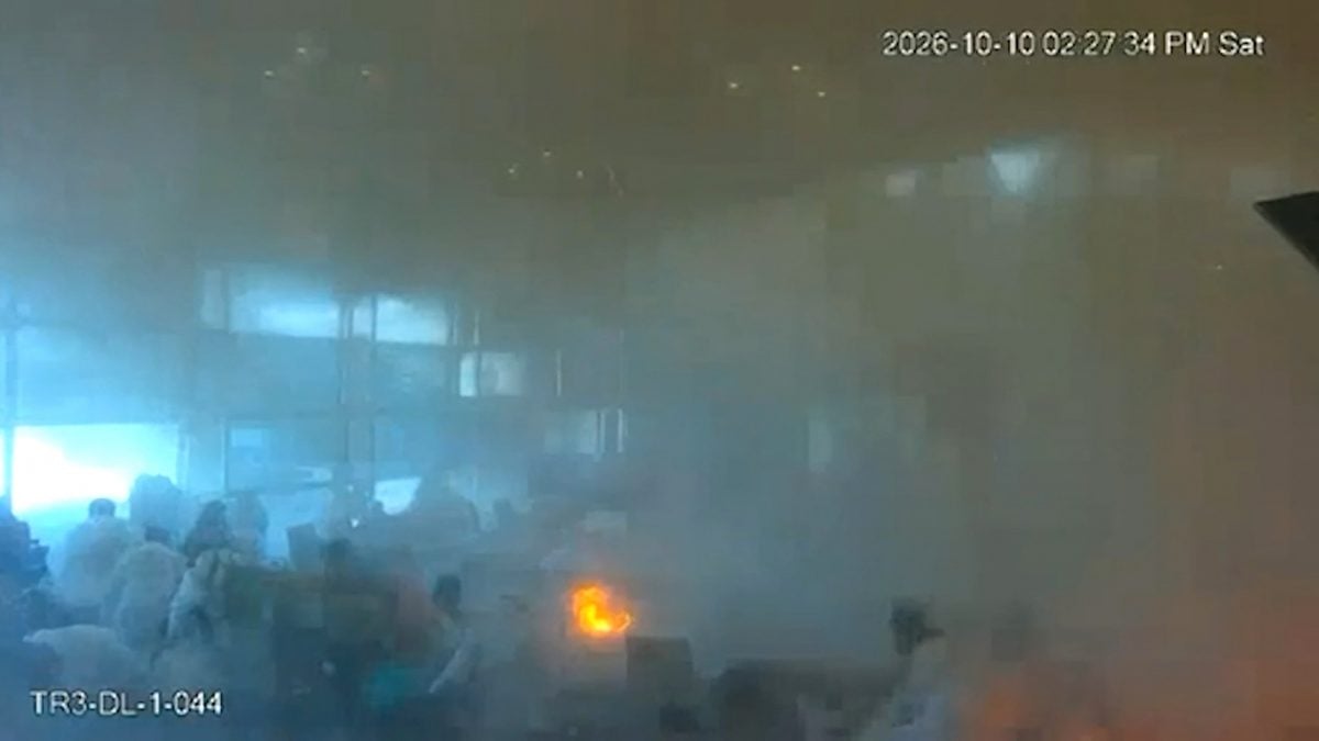 乘客在利雅得机场候机楼等待班机