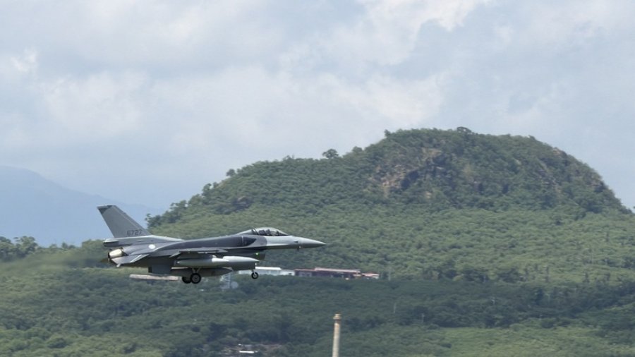 Taiwan's first two F-16V Block 70 fighter jets arriving at Zhihang Air Base