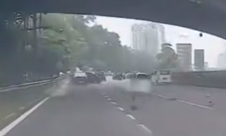 比亚迪从后方猛烈撞击一辆第二国产Bezza轿车