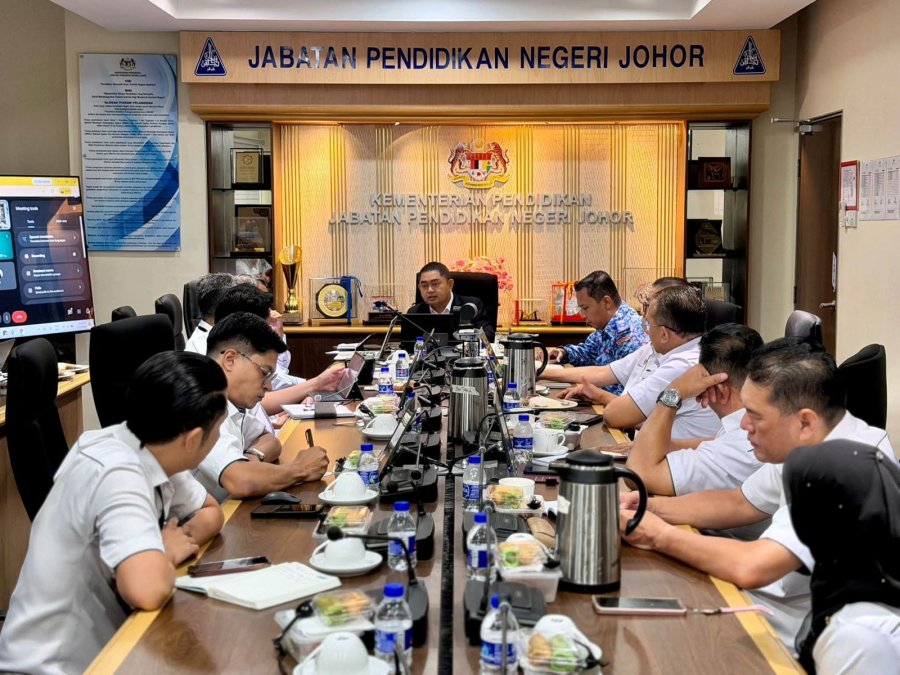 柔佛州教育及新闻行政议员莫哈末纳吉比主持烟霾管理协调会议
