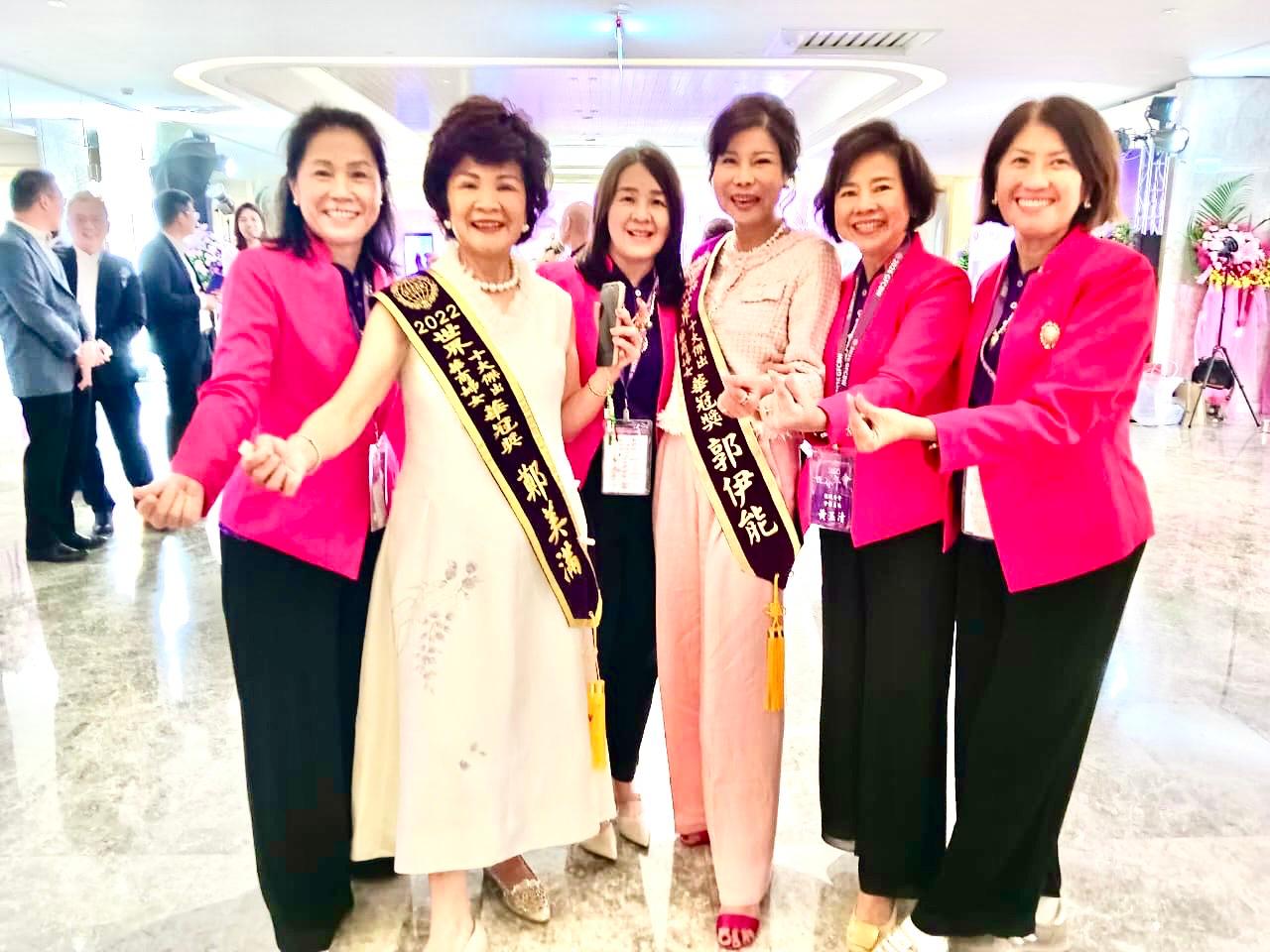 郭伊能（右3）与高级拿督郑美满（左2）分享获奖喜悦